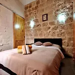 Апартаменты Traditional House Of Character - 6 Guests Max *